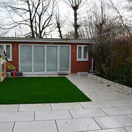 Cozy, Modern, Spacious 4 Bedroom House In London Romford Exterior photo