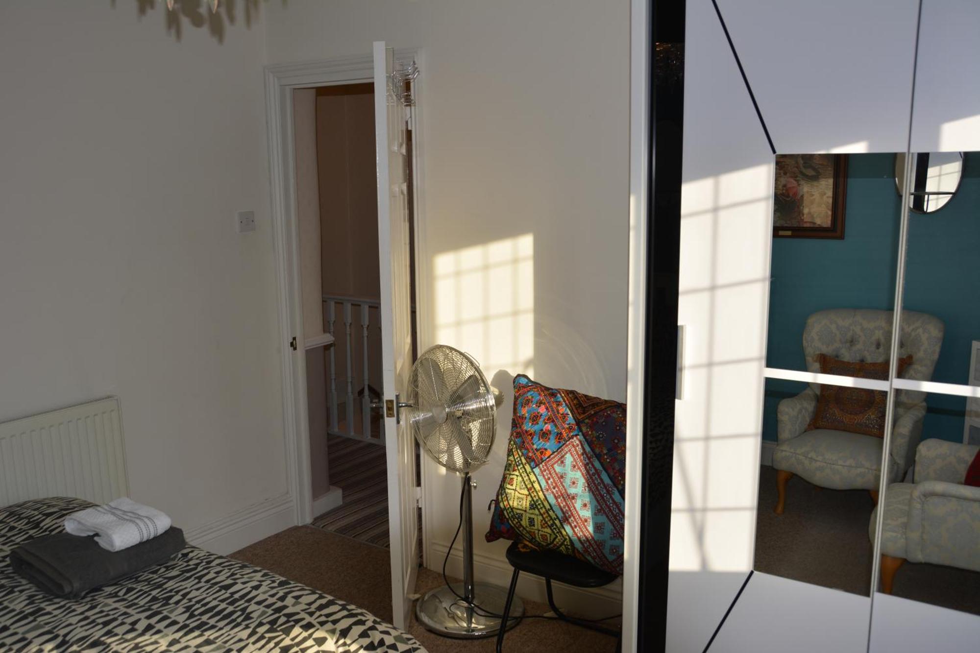 Cozy, Modern, Spacious 4 Bedroom House In London Romford Exterior photo